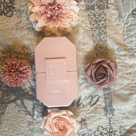 Kayali Yum Boujee Marshmallow 81 - Picture 2 of 5